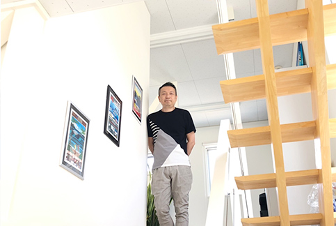 太陽の光が差し込む明るい室内です